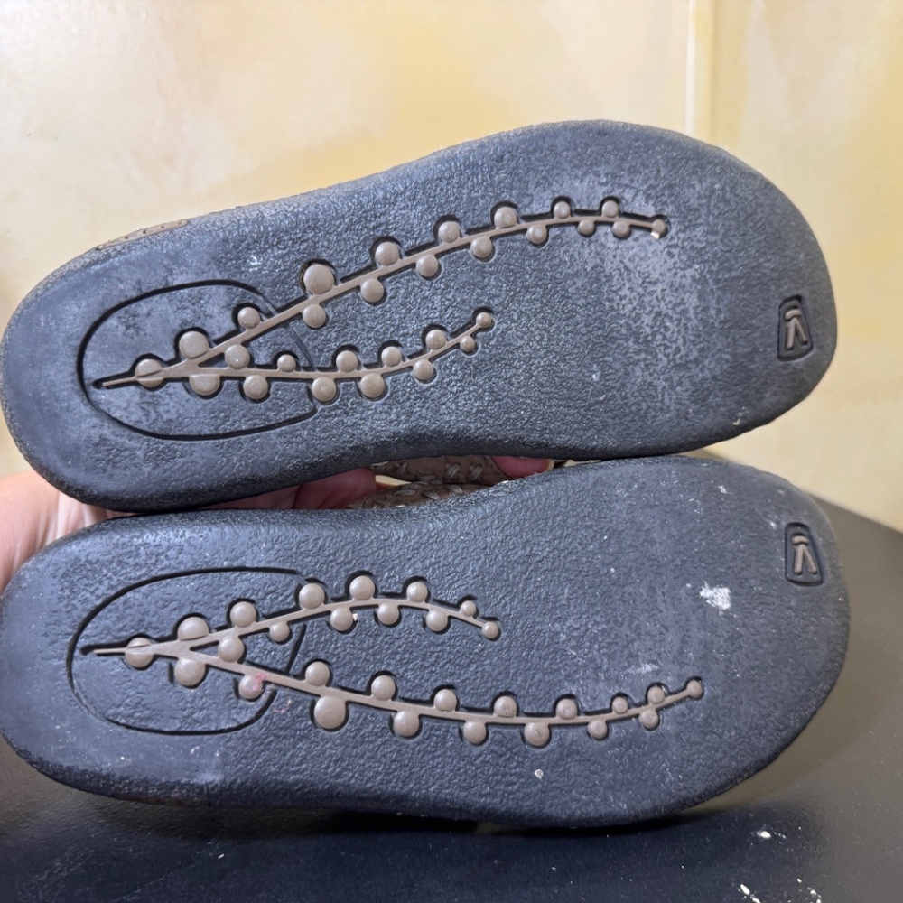 Keen Thong Sandals Womens Size 9.5 Beige Leather Beach Vacation Summer - Picture 7 of 9